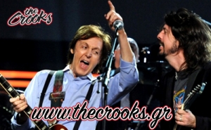 O Paul McCartney παιζει ντραμς για τους Foo Fighters
